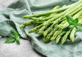 vers groen asperges Aan beton achtergrond. foto