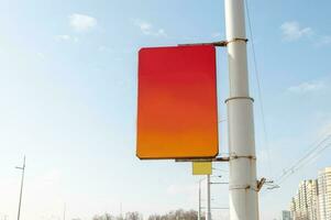 buitenshuis aanplakbord model, buitenshuis langs de weg reclame poster Aan de straat. met een rood scherm. foto