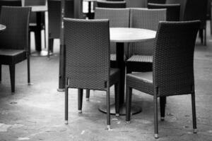 leeg straat cafe met stoelen foto