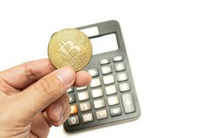 rekenmachine en munt bitcoin geïsoleerd Aan wit achtergrond, berekening van winstgevendheid. foto