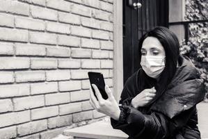 vrouw op de rollen buiten in de straat trappen met huis op de achtergrond foto