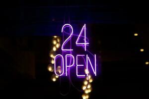 24 Open - neon licht foto