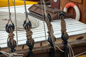 touw katrollen van een oud Noors visvangst boot foto