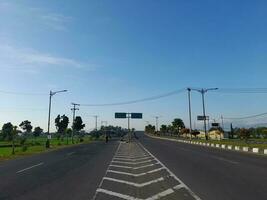 lombok eiland, Indonesië.20 mei 2023. langzaam en snel rijbaan verdelen teken Aan weg in lombok eiland, Indonesië foto