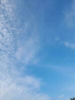 de wit wolken Aan de blauw lucht zijn perfect voor de achtergrond. hemellandschap Aan lombok eiland, Indonesië foto