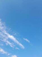 de wit wolken Aan de blauw lucht zijn perfect voor de achtergrond. hemellandschap Aan lombok eiland, Indonesië foto