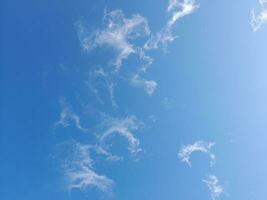 de wit wolken Aan de blauw lucht zijn perfect voor de achtergrond. hemellandschap Aan lombok eiland, Indonesië foto