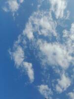 wit wolken in de blauw lucht. mooi helder blauw achtergrond. licht bewolkt, mooi zo het weer. gekruld wolken Aan een zonnig dag. foto