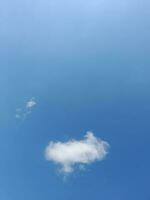 de wit wolken Aan de blauw lucht zijn perfect voor de achtergrond. hemellandschap Aan lombok eiland, Indonesië foto