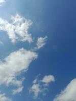 de wit wolken Aan de blauw lucht zijn perfect voor de achtergrond. hemellandschap Aan lombok eiland, Indonesië foto