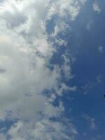 de wit wolken Aan de blauw lucht zijn perfect voor de achtergrond. hemellandschap Aan lombok eiland, Indonesië foto