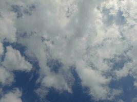 de wit wolken Aan de blauw lucht zijn perfect voor de achtergrond. hemellandschap Aan lombok eiland, Indonesië foto