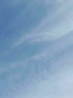 de wit wolken Aan de blauw lucht zijn perfect voor de achtergrond. hemellandschap Aan lombok eiland, Indonesië foto