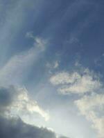 de wit wolken Aan de blauw lucht zijn perfect voor de achtergrond. hemellandschap Aan lombok eiland, Indonesië foto