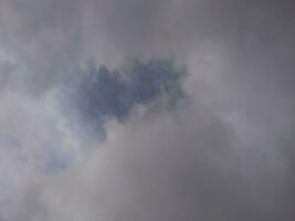 wit wolken in de blauw lucht. mooi helder blauw achtergrond. licht bewolkt, mooi zo het weer. gekruld wolken Aan een zonnig dag. foto