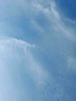 de wit wolken Aan de blauw lucht zijn perfect voor de achtergrond. hemellandschap Aan lombok eiland, Indonesië foto