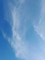 de wit wolken Aan de blauw lucht zijn perfect voor de achtergrond. hemellandschap Aan lombok eiland, Indonesië foto