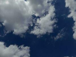 wit wolken in de blauw lucht. mooi helder blauw achtergrond. licht bewolkt, mooi zo het weer. gekruld wolken Aan een zonnig dag. foto