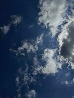 wit wolken in de blauw lucht. mooi helder blauw achtergrond. licht bewolkt, mooi zo het weer. gekruld wolken Aan een zonnig dag. foto