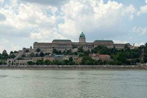Boeda kasteel naast de Donau in Boedapest foto