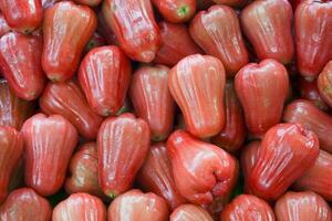 stack van roos appels Aan een markt kraam foto