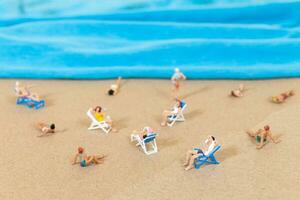 een klein persoon in een zwempak is ontspannende Aan de strand in de zomer foto