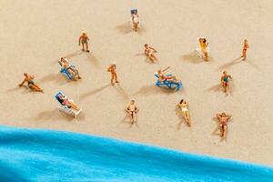 een klein persoon in een zwempak is ontspannende Aan de strand in de zomer foto