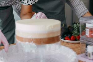 Koken mousse taart Bij een Koken klas. Koken Bij huis, eigengemaakt voedsel. banketbakker foto