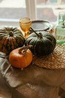 herfst interieur. een tafel gedekt met borden, pompoenen, een ontspannen samenstelling van Japans pampa gras. interieur in de foto studio. dichtbij - omhoog van een versierd herfst tafel.