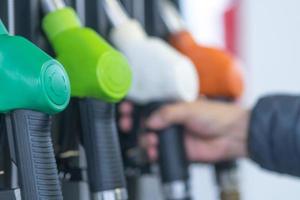 brandstofpompsproeiers voor verschillende soorten brandstof in een tankstation foto