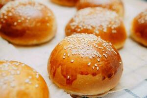 vers gebakken hamburger broodjes met sesam zaden. wij koken Bij huis. foto