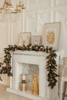 mooi nieuw jaar interieur, Kerstmis boom, haard, cadeaus foto