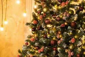 Kerstmis boom, haard, geschenken, slingers, Kerstmis lichten. foto
