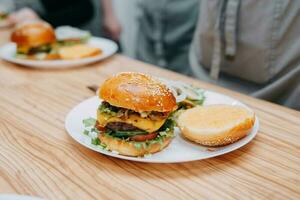 hamburgers met rundvlees en groenten. dichtbij omhoog. heerlijk hamburgers in een Koken klas. hamburger met veenbes saus en hamburger met ui saus. foto