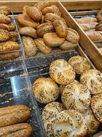 broodjes, kaiser broodjes, Wenen broodjes in een bakkerij foto