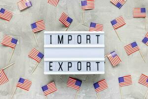 Verenigde Staten van Amerika vlaggen en tekst importeren exporteren Aan grijs foto