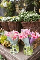 tulpen, heide, chrysant en hangende bloemen en kransen Bij de bloem winkel foto