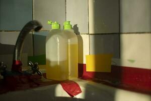 afwassen wasmiddel. zeep in fles. groen omslag. foto