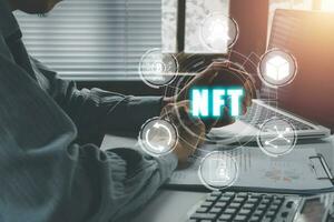 nft-token digitaal crypto-art blockchain-technologieconcept, persoonshand die smartphone met nft-pictogram op virtueel scherm gebruikt. foto