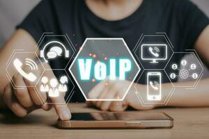 voip, stem over- ik p telecommunicatieverbinding concept, bedrijf persoon hand- gebruik makend van smartphone met voip icoon Aan virtueel scherm. foto