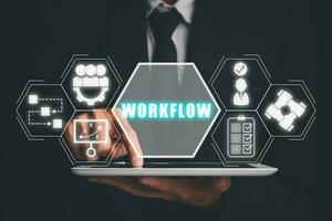 workflow concept, zakenman gebruik makend van tablet computer met workflow icoon Aan virtueel scherm. foto