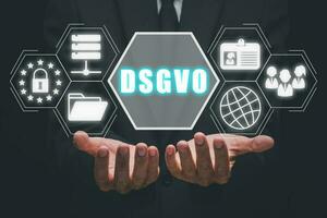 dsgvo eenvoudig gegevens bescherming regulatie concept, persoon hand- Holding dsgvo icoon Aan virtueel scherm. foto