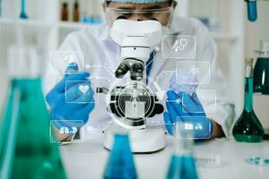 mannetje biotechnoloog testen nieuw chemisch stoffen in een laboratorium. foto