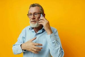 portret ouderen Mens pratend Aan de telefoon poseren detailopname geïsoleerd achtergrond foto