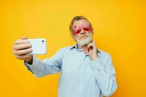 senior grijs haar Mens blauw overhemden met bril duurt een selfie bijgesneden visie foto