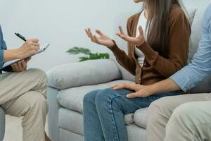 paar ondersteuning elk terwijl bespreken familie problemen met psychiater. man moedigt aan en empathie vrouw lijdt depressie. psychologisch, opslaan scheiding, hand- in hand- samen, vertrouwen, zorg, mentaal foto