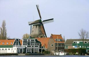 Nederland kleurrijk land van windmolens en tulpen bloemen foto