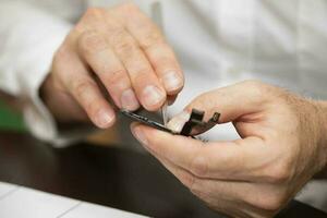 werkwijze van vervangen beschadigd scherm glas Bij smartphone. foto