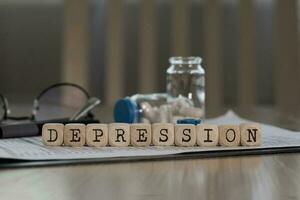 woord depressie samengesteld van houten dobbelstenen. foto