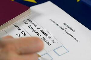 EU referendum stemming papier, zwart pen, en paspoort Aan de tafel. foto